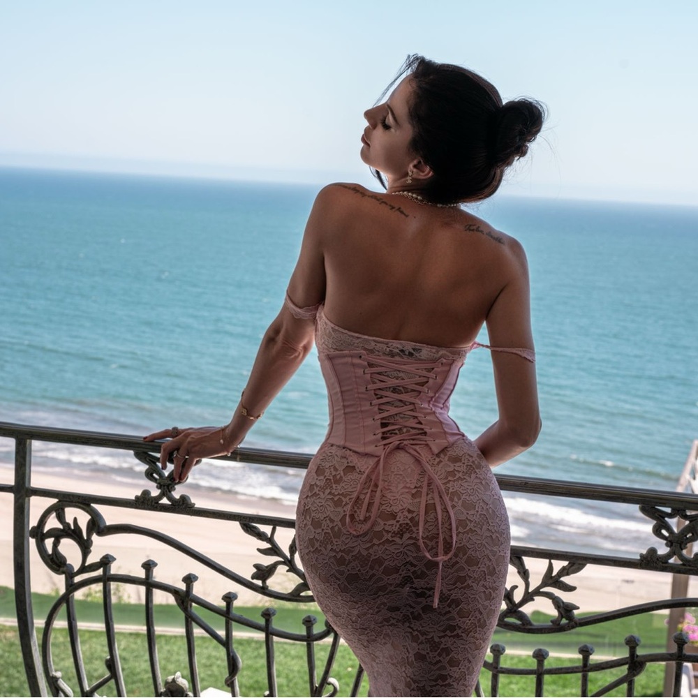 Chic Strapless Lace Dress in Soft Pink